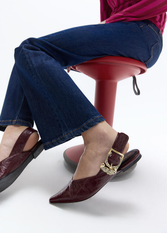 SAPATO RASO EM ECOPELE BORDEAUX TEXTURADA E FIVELA LC LEOPARDO - LOLA CASADEMUNT