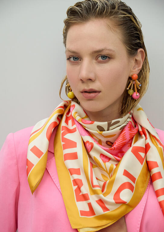 LENÇO EM CETIM COM ESTAMPADO FLORAL E ANIMAL 70* - LOLA CASADEMUNT