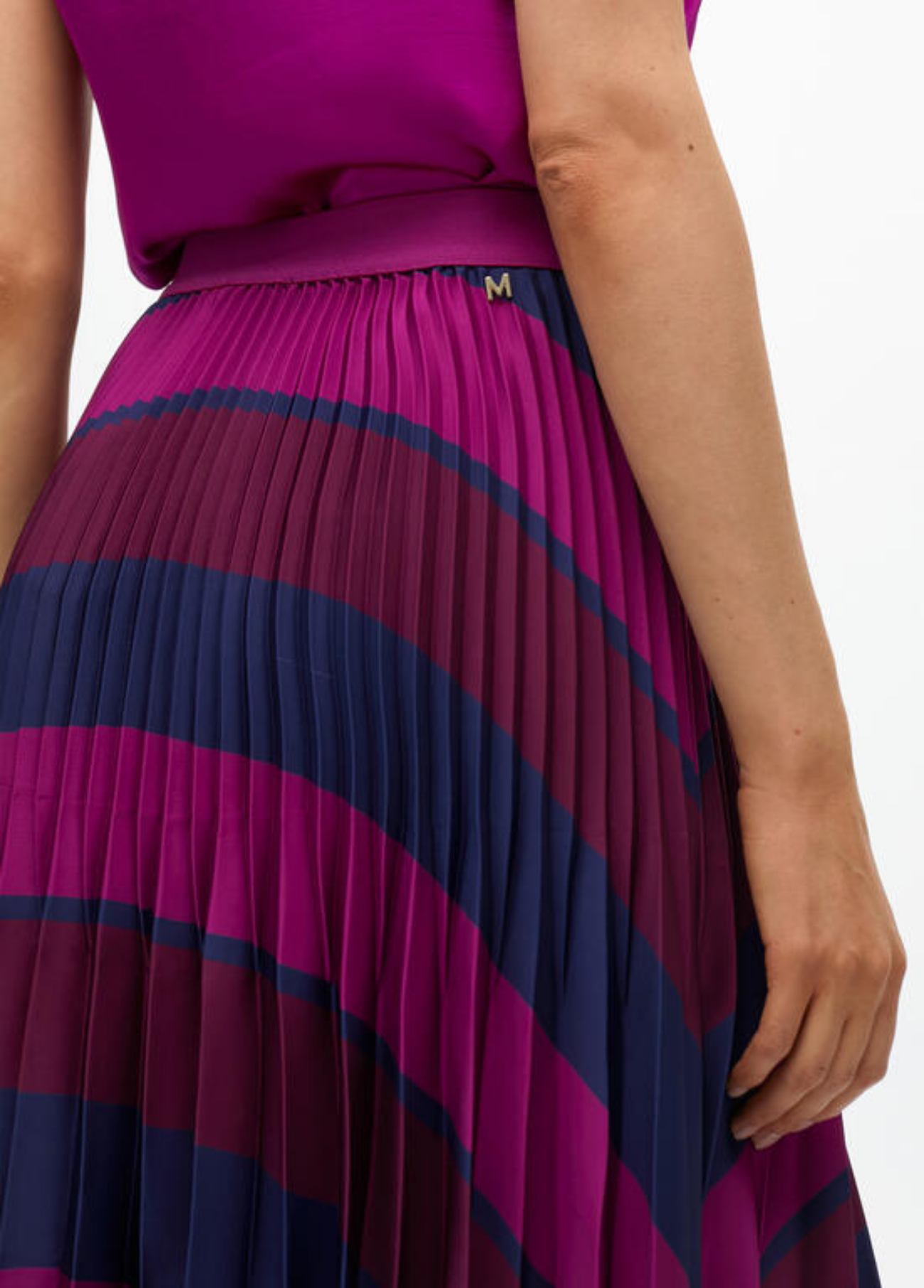 SAIA PLISSADA MIDI COM RISCAS DIAGONAIS - LOLA CASADEMUNT