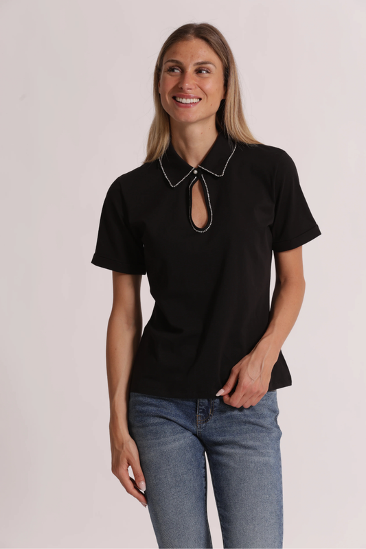 T-SHIRT TIPO POLO COM ACABAMENTO EM STRASS - MIMI MUA