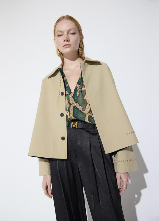 TRENCH CURTA BEGE COM COSTAS PRETAS E STRASS MAITE - LOLA CASADEMUNT