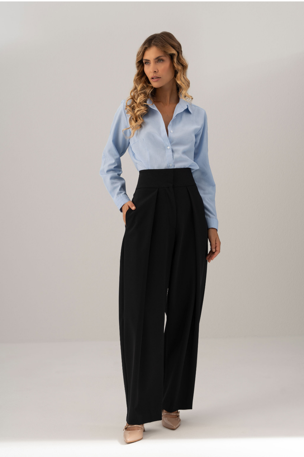 CALÇAS DE CINTURA SUBIDA COM PREGAS - FERRACHE