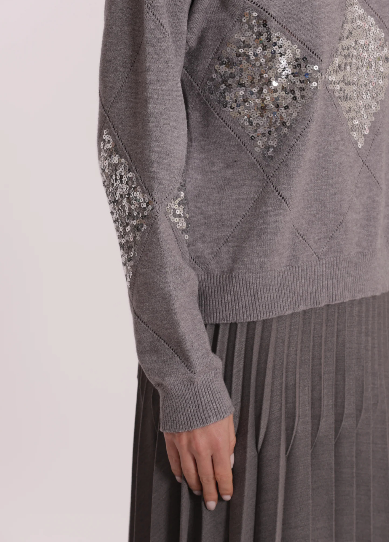 CAMISOLA DE MALHA COM PORMENORES EM LANTEJOULAS - MIMI MUA