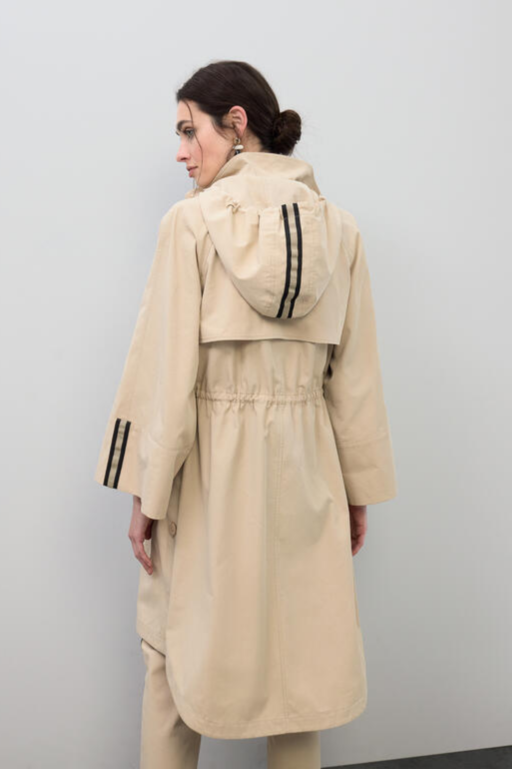 GABARDINE OVERSIZE EM TECIDO DOS RISCAS LATERAIS - LOLA CASADEMUNT