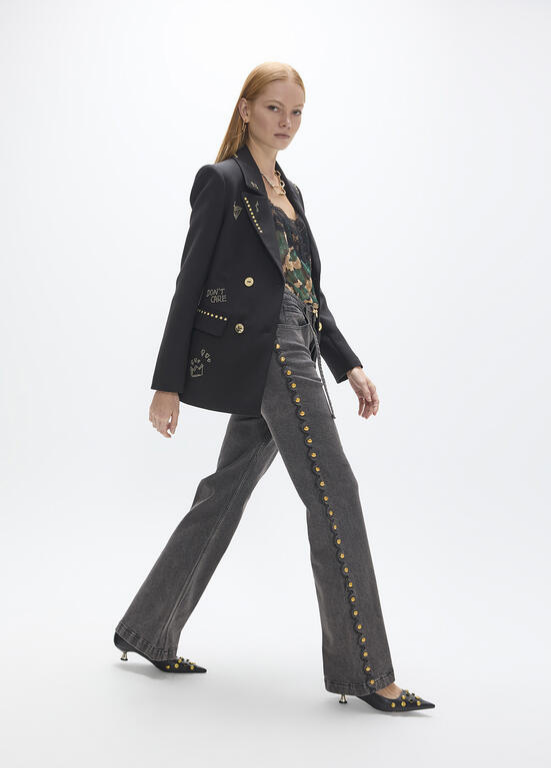 BLAZER COM DETALHES DE TACHAS E STRASS BY MAITE - LOLA CASADEMUNT