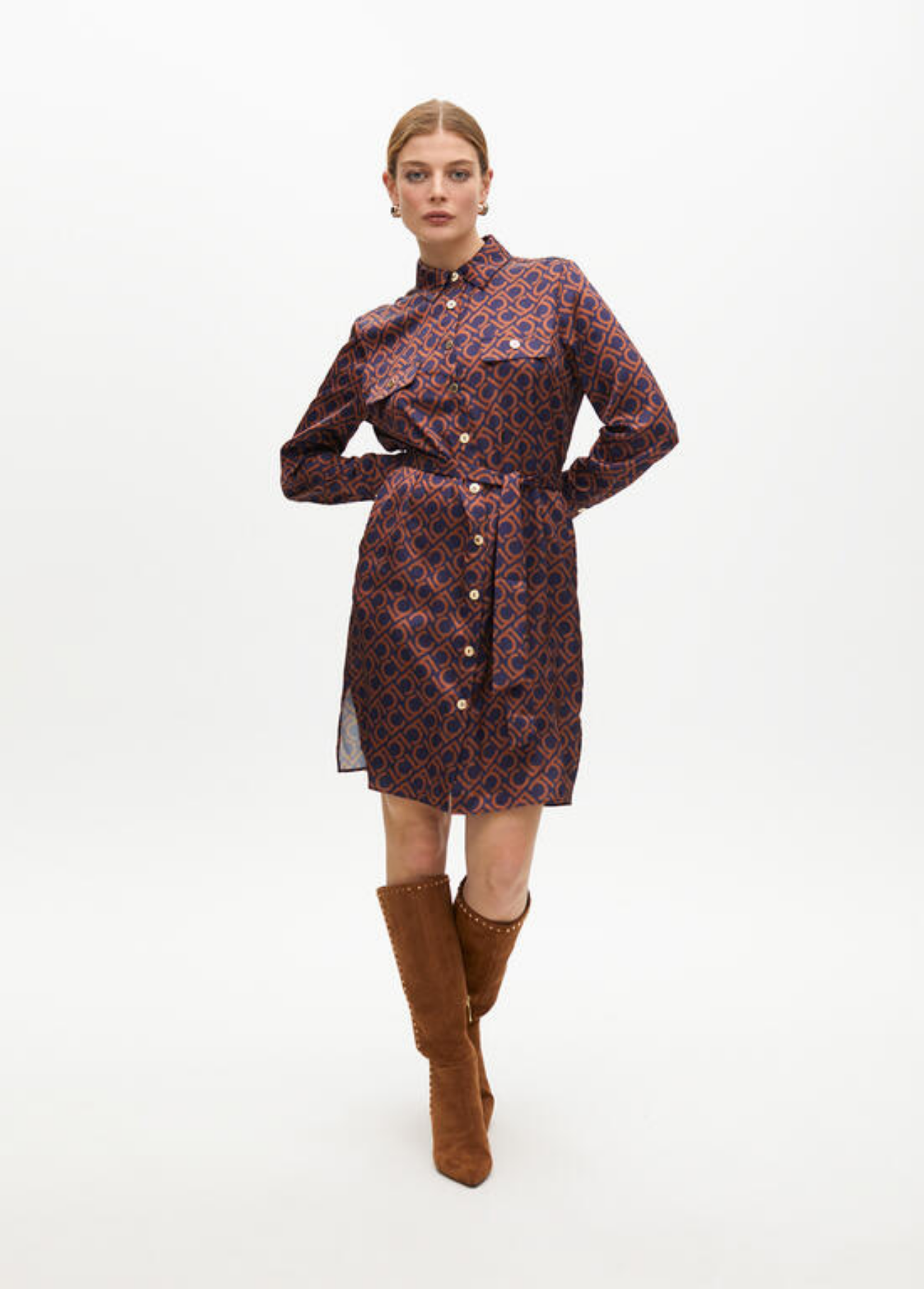 VESTIDO CURTO ACETINADO ESTAMPADO COM CINTO - LOLA CASADEMUNT