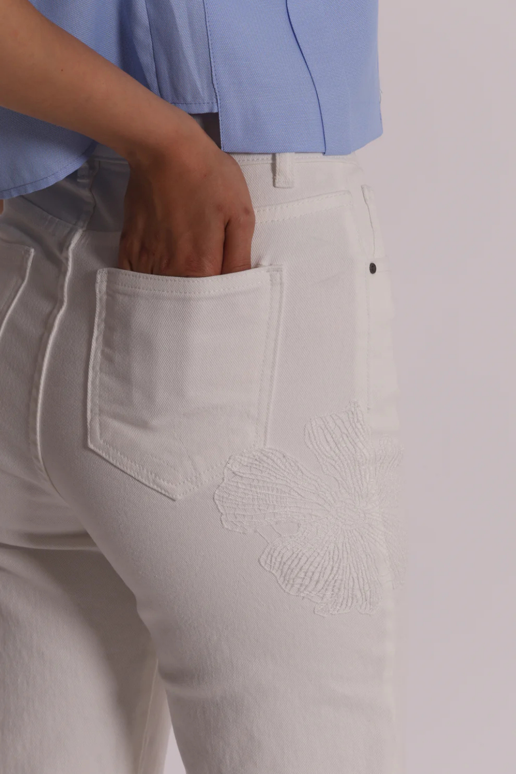 JEANS COM BORDADOS FLORAIS - MIMI MUA