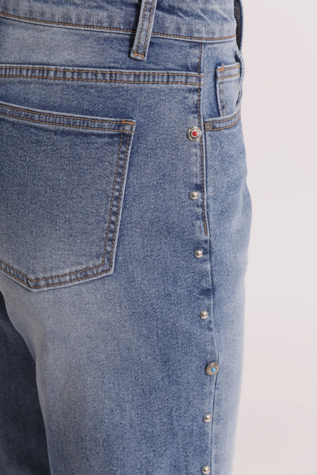 JEANS DE GANGA COM TACHAS LATERAIS - MIMI MUA