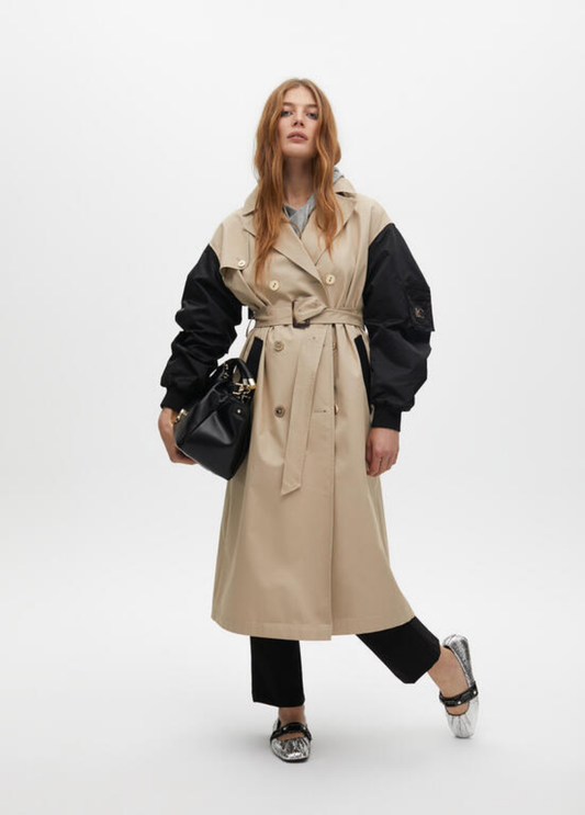 TRENCH COAT BEGE COM MANGAS CONSTRASTANTES EM PRETO - LOLA CASADEMUNT