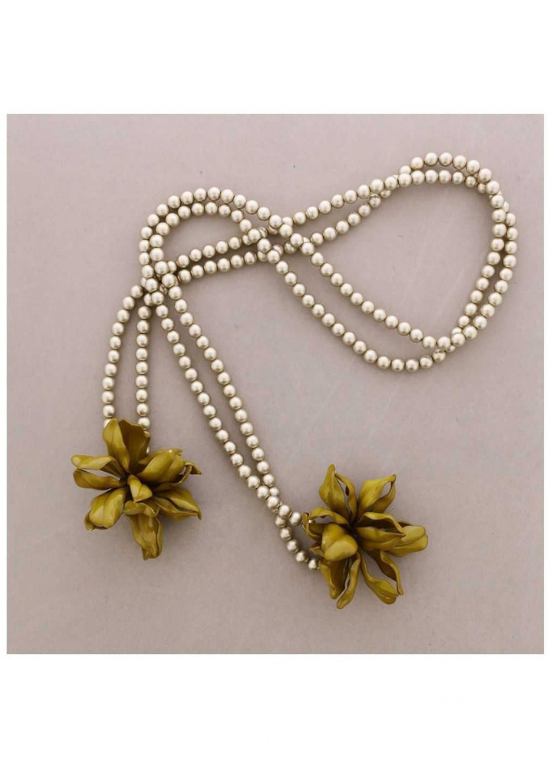 COLAR COMPRIDO DE BOLAS DOURADAS E FLORES EM ACRÍLICO - ALIBY