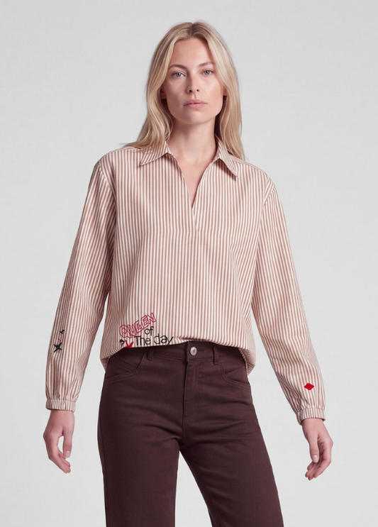 BLUSA TIPO CAMISA DE RISCAS VERTICAIS EM CAMEL E BORDADOS VERMELHOS - RABE