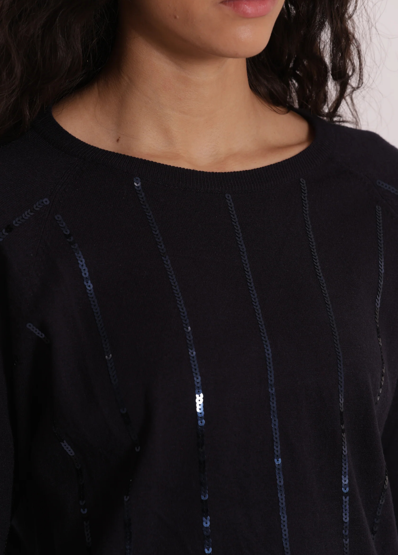 CAMISOLA DE MALHA COM PORMENORES EM LANTEJOULAS - MIMI MUA