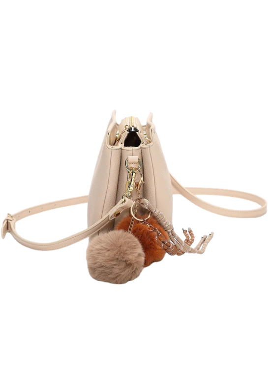 MALA DE OMBRO COM DETALHE DE POMPOM E ALÇA PENDURADA - MIMI MUA