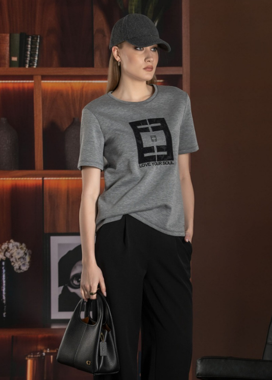 T-SHIRT CINZENTA COM MONOGRAMA DE RENDA PRETA - FOURSOUL
