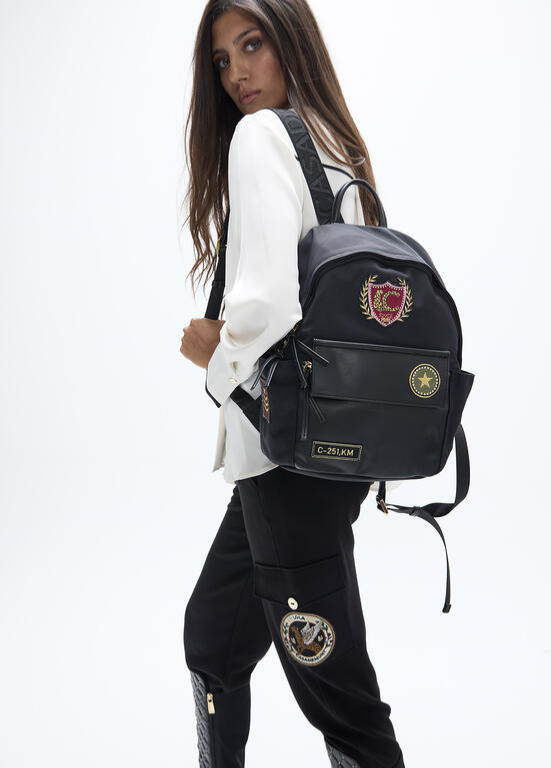 MOCHILA EM NYLON PRETA COM EMBLEMA LC - LOLA CASADEMUNT