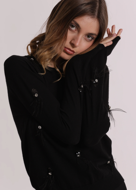 CAMISOLA DE MALHA COM APLICAÇÕES E PENAS FRONTAIS - MIMI MUA