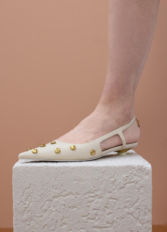 SAPATOS PÉROLA COM TACHINHAS DOURADAS - LOLA CASADEMUNT