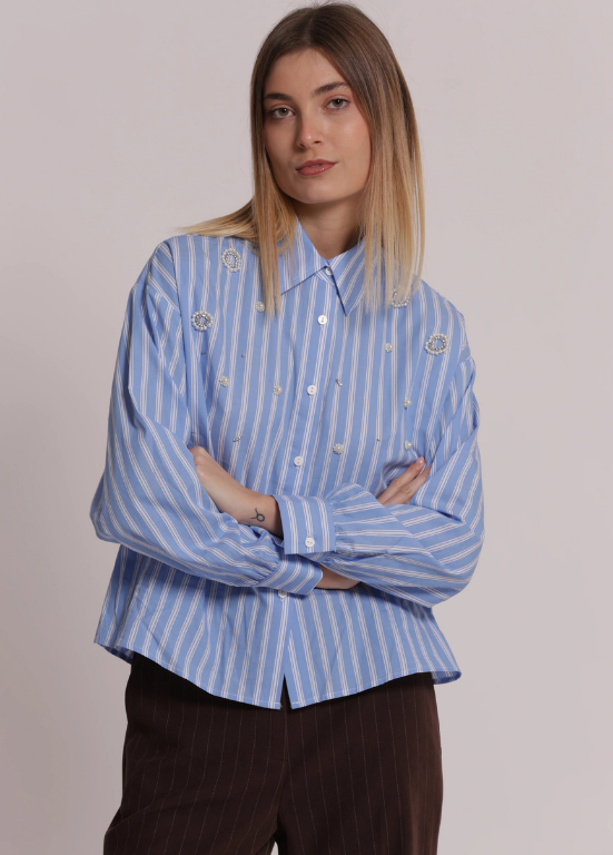 CAMISA DE RISCAS EM ALGOÃO DCOM APLICÕEAÇS FRONTAIS - MIMI MUA