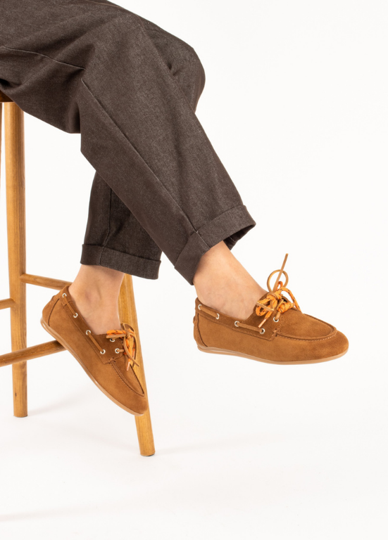 MOCASSIM EM CAMURÇA COM ATACADORES DECORATIVOS - TAPADAS