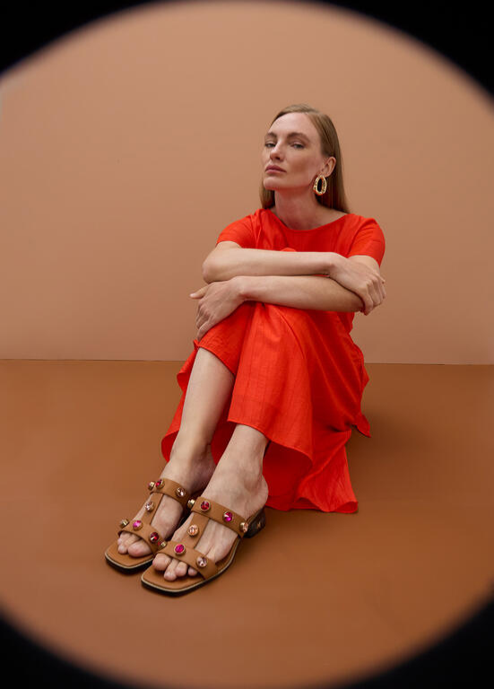 SANDÁLIAS DE SALTO BAIXO COM PEDRARIA MULTICOLOR - LOLA CASADEMUNT