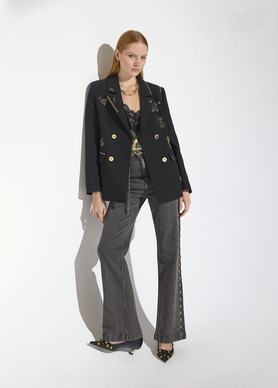 BLAZER COM DETALHES DE TACHAS E STRASS BY MAITE - LOLA CASADEMUNT