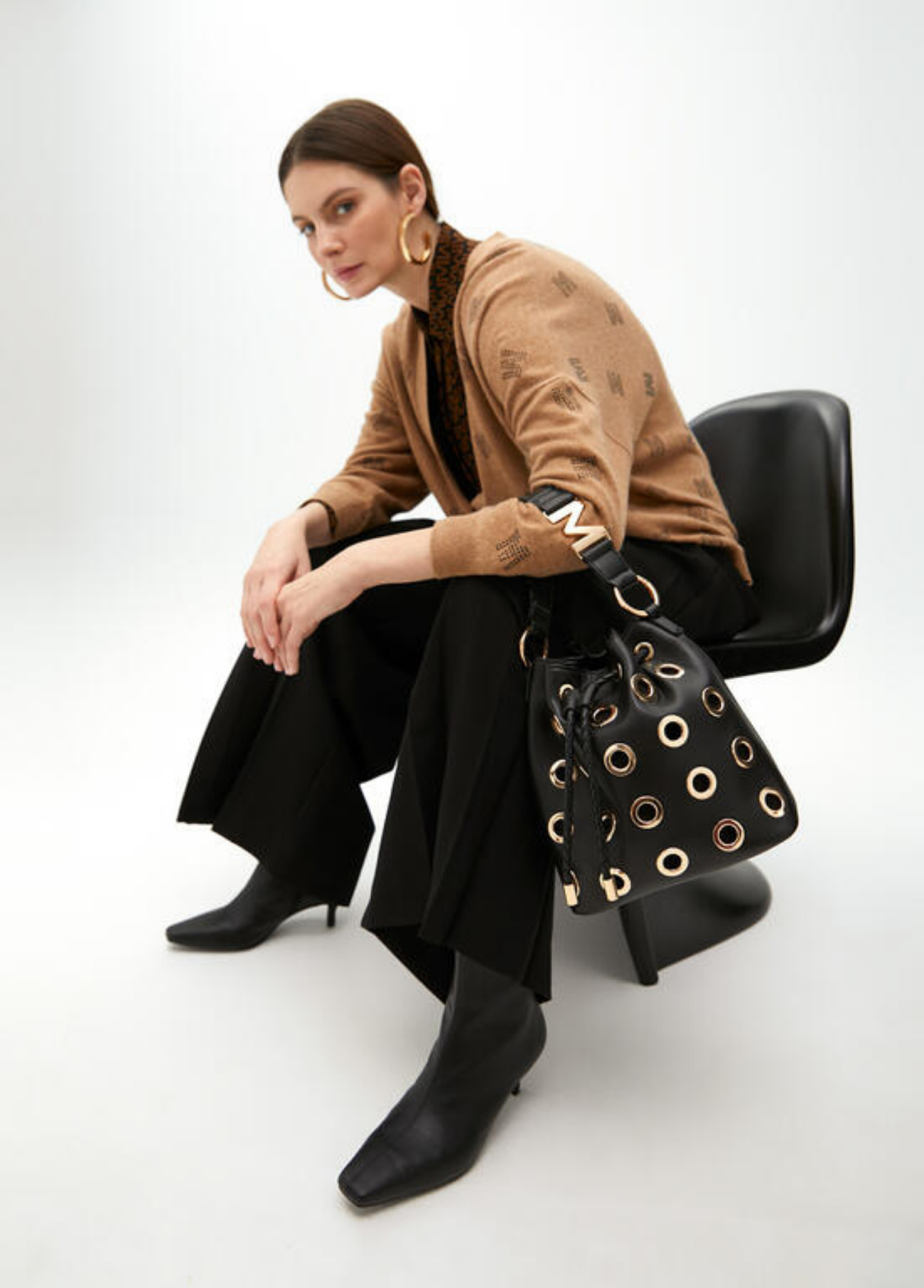 BUCKET BAG COM ILHÓS DOURADAS - LOLA CASADEMUNT BY MAITE