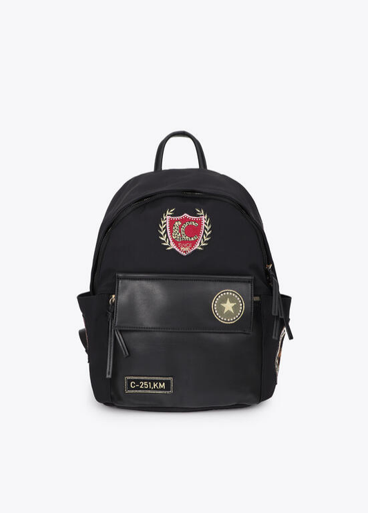 MOCHILA EM NYLON PRETA COM EMBLEMA LC - LOLA CASADEMUNT