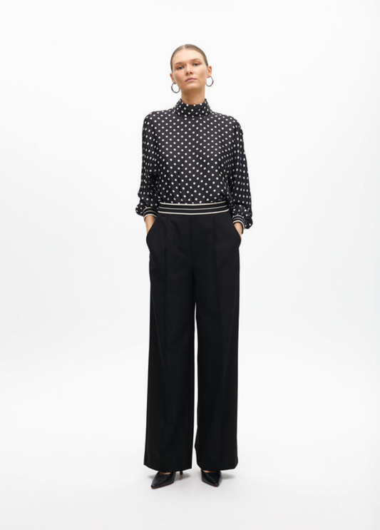CALÇAS PRETAS WIDE LEG COM CINTURA ELÁSTICA ÀS RISCAS - LOLA CASADEMUNT