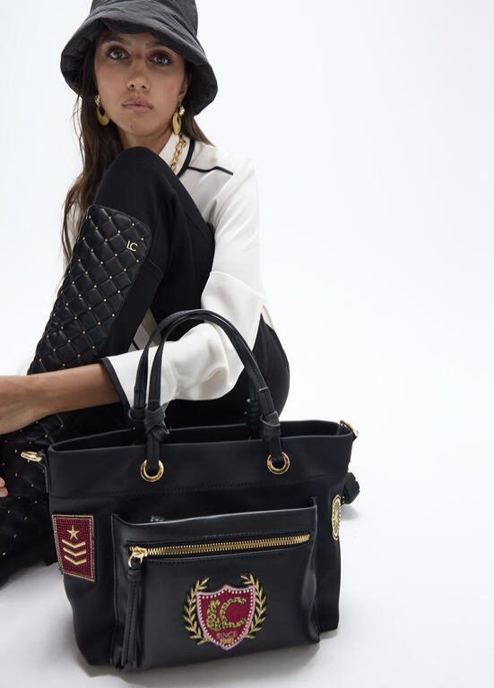 MALA EM NYLON PRETA COM EMBLEMA LC - LOLA CASADEMUNT