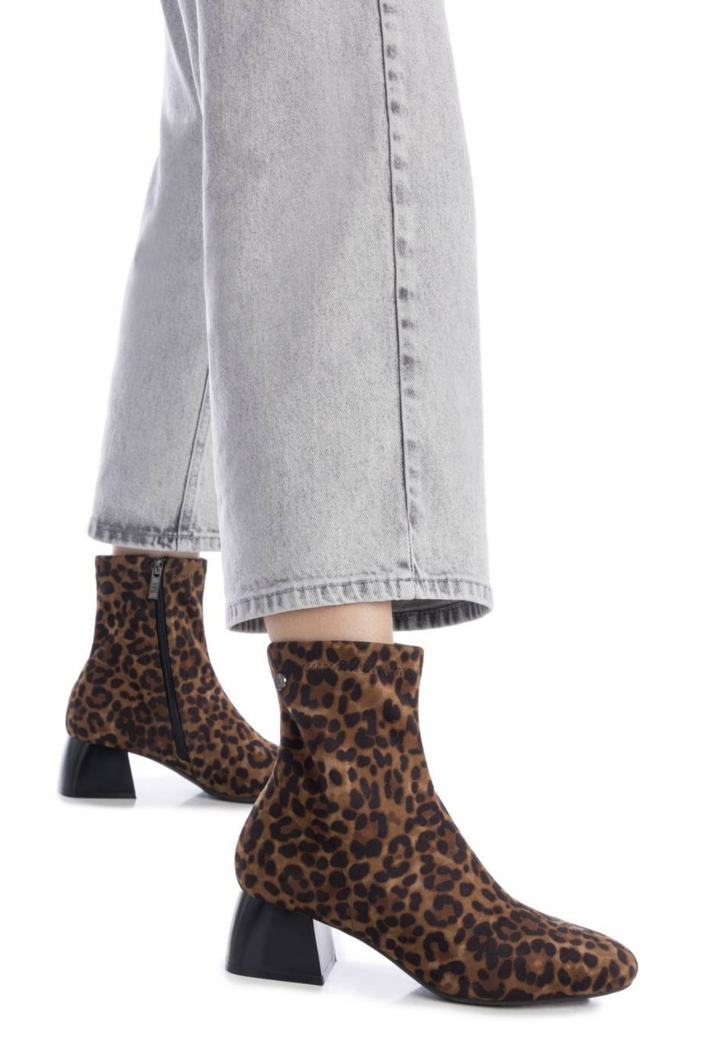 BOTIM DE CAMURÇA MACIA E SALTO BAIXO ESTÁVEL - XTI shoes