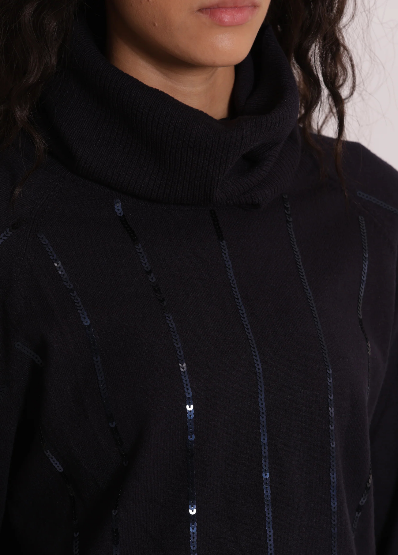 CAMISOLA DE MALHA COM PORMENORES EM LANTEJOULAS - MIMI MUA