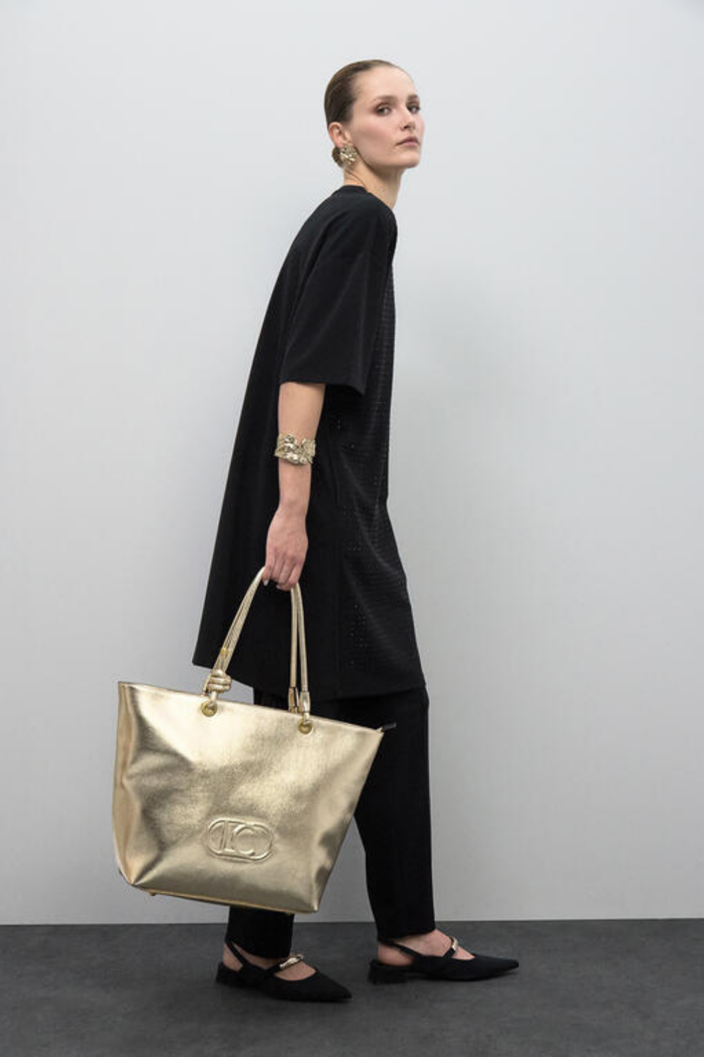 SHOPPER DOURADA DESESTRUTURADO COM LOGOTIPO OVAL EM RELEVO - LOLA CASADEMUNT