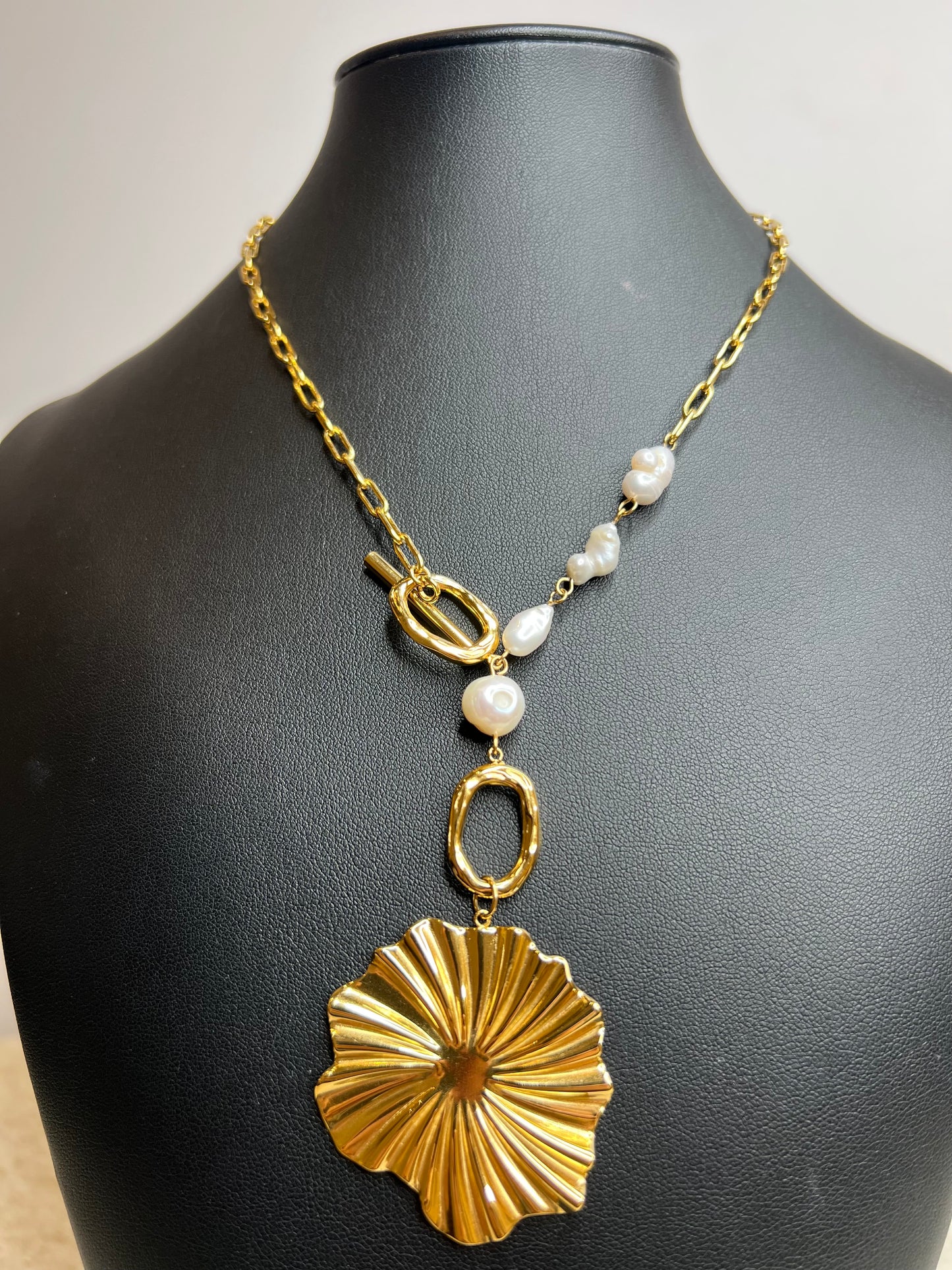 FIO DOURADO COM PÉROLAS E PENDENTE - BASTTA