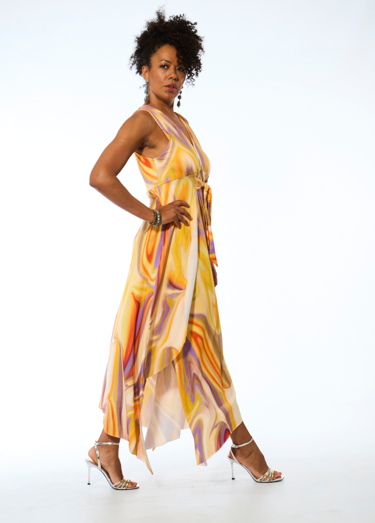 VESTIDO ESTAMPA ABSTRATA COM SOBREPOSIÇÃO E LAÇADA - TROPICAL BRASIL