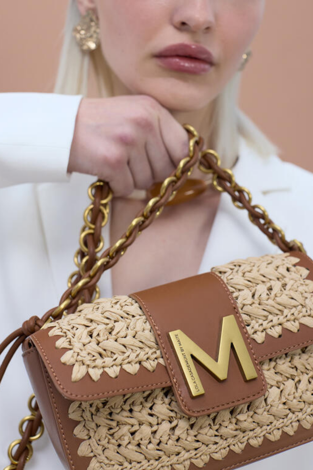 MALA TIRACOLO COM DETALHE ENTRAÇADO E FECHO M - LOLA CASADEMUNT BY MAITE