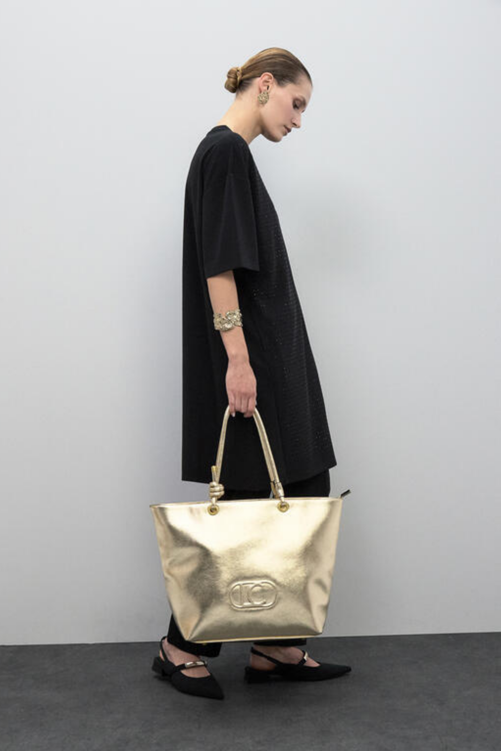 SHOPPER DOURADA DESESTRUTURADO COM LOGOTIPO OVAL EM RELEVO - LOLA CASADEMUNT