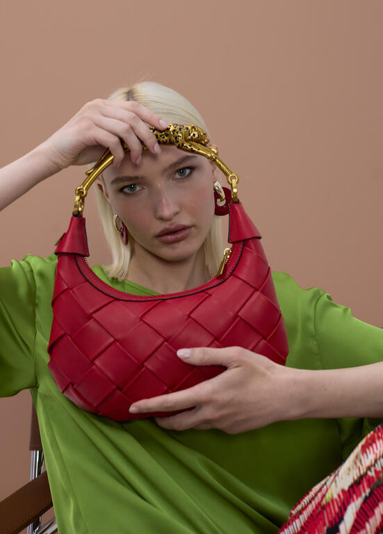 BOLSA MEIA LUA COM PEGA METÁLICA ADORNADA DE LEOPARDO - LOLA CASADEMUNT