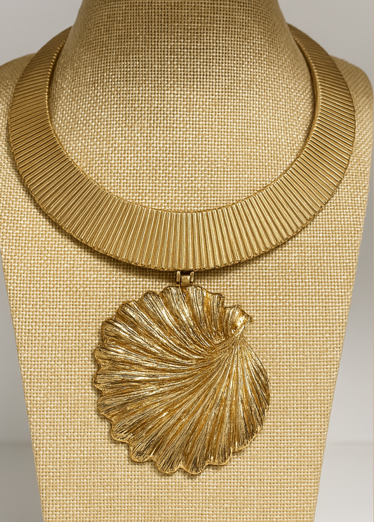 COLAR DOURADO COM PENDENTE CONCHA - ALIBY
