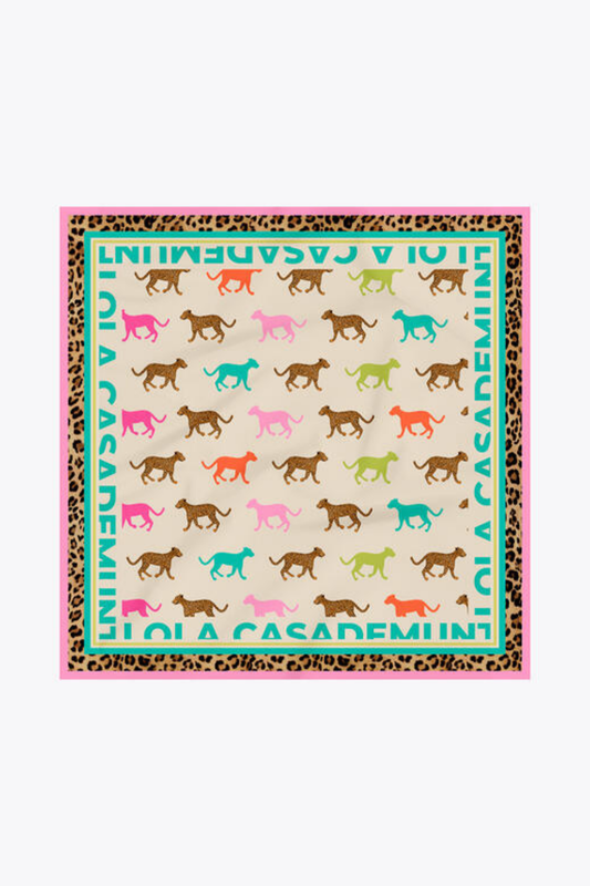 LENÇO SEDOSO COM LEOPARDOS COLORIDOS 55* - LOLA CASADEMUNT