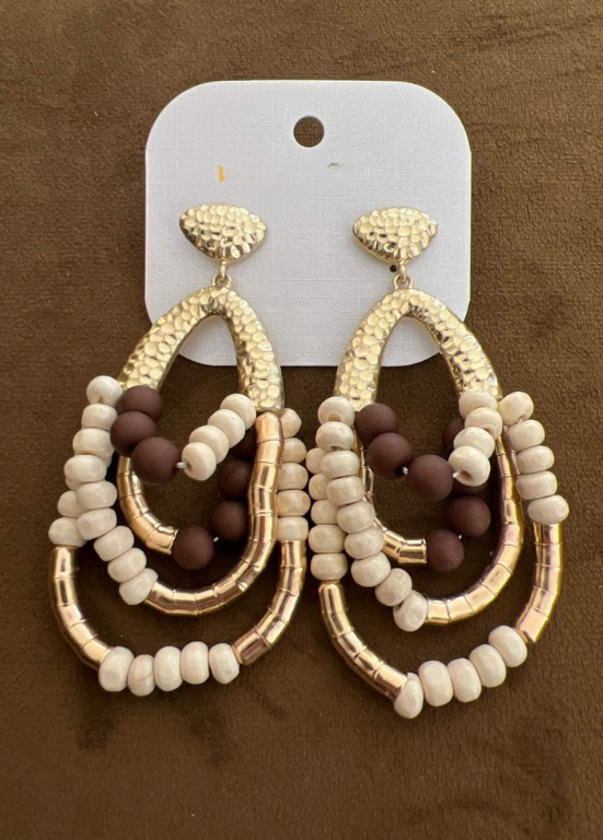 BRINCOS COM PENDENTE EM DOURADO E MADEIRA - ALIBY