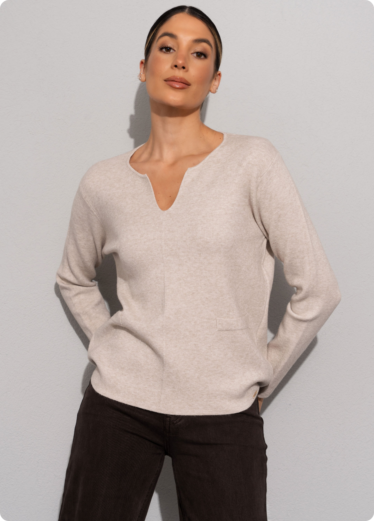 CAMISOLA DE MALHA SUAVE DECOTE EM V E CORTE RETO - FERRACHE