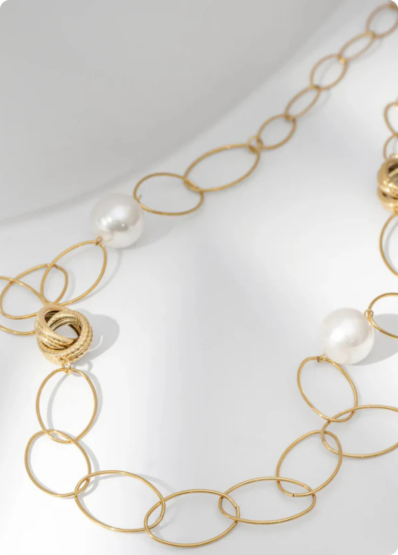 COLAR COMPRIDO TIPO CORRENTE COM PÉROLAS - BASTTA