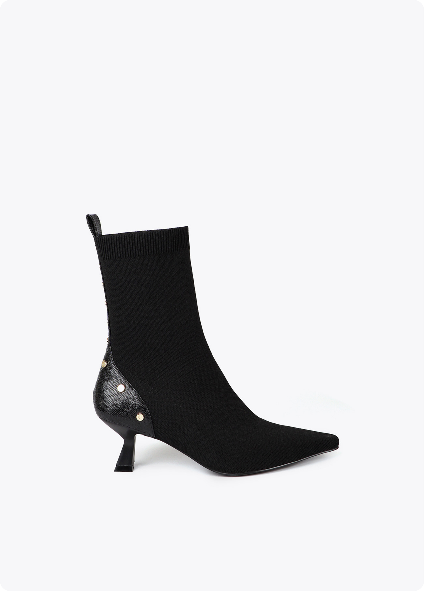 BOTINS ELÁSTICOS COM TACHAS E MONOGRAMA LC - LOLA CASADEMUNT