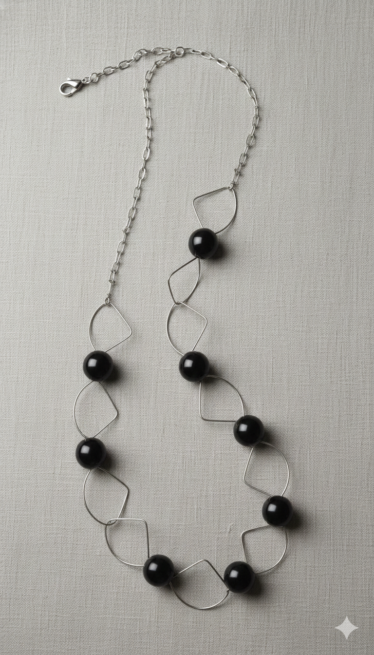 COLAR COM ESFERAS PRETAS E GEOMETRIA PRATEADA - BASTTA