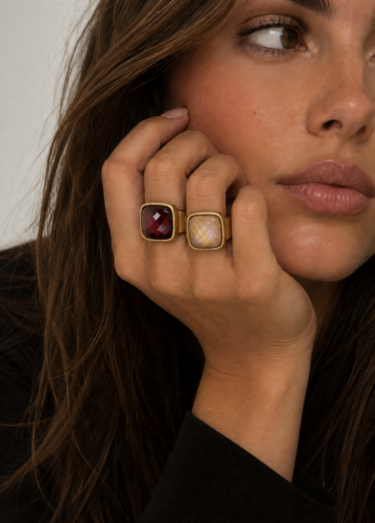ANEL QUADRADO DOURADO COM PEDRA FACETADA - ALIBY