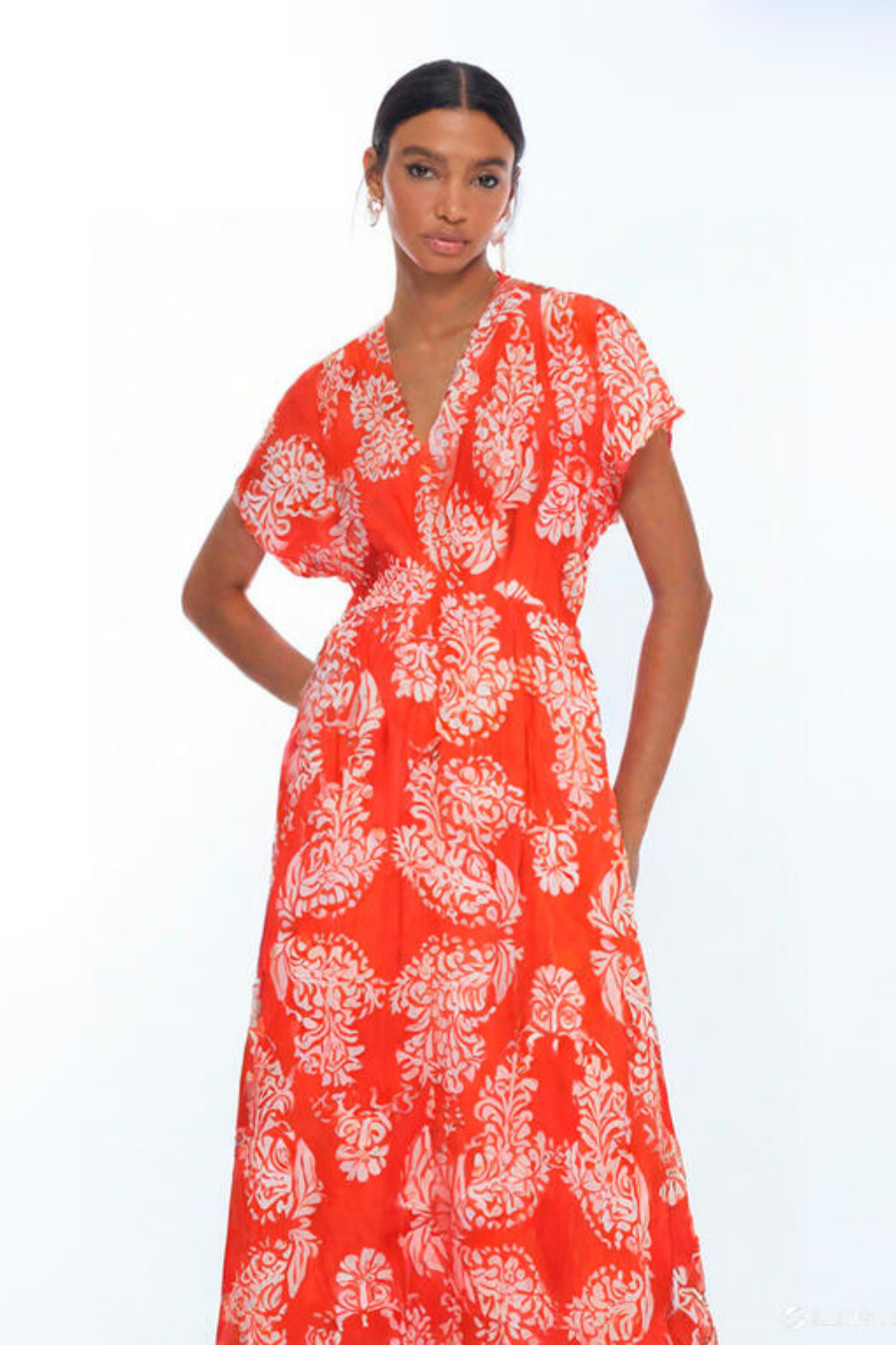 VESTIDO LONGO ESTAMPADO COM DECOTE EM V - LOLA CASADEMUNT