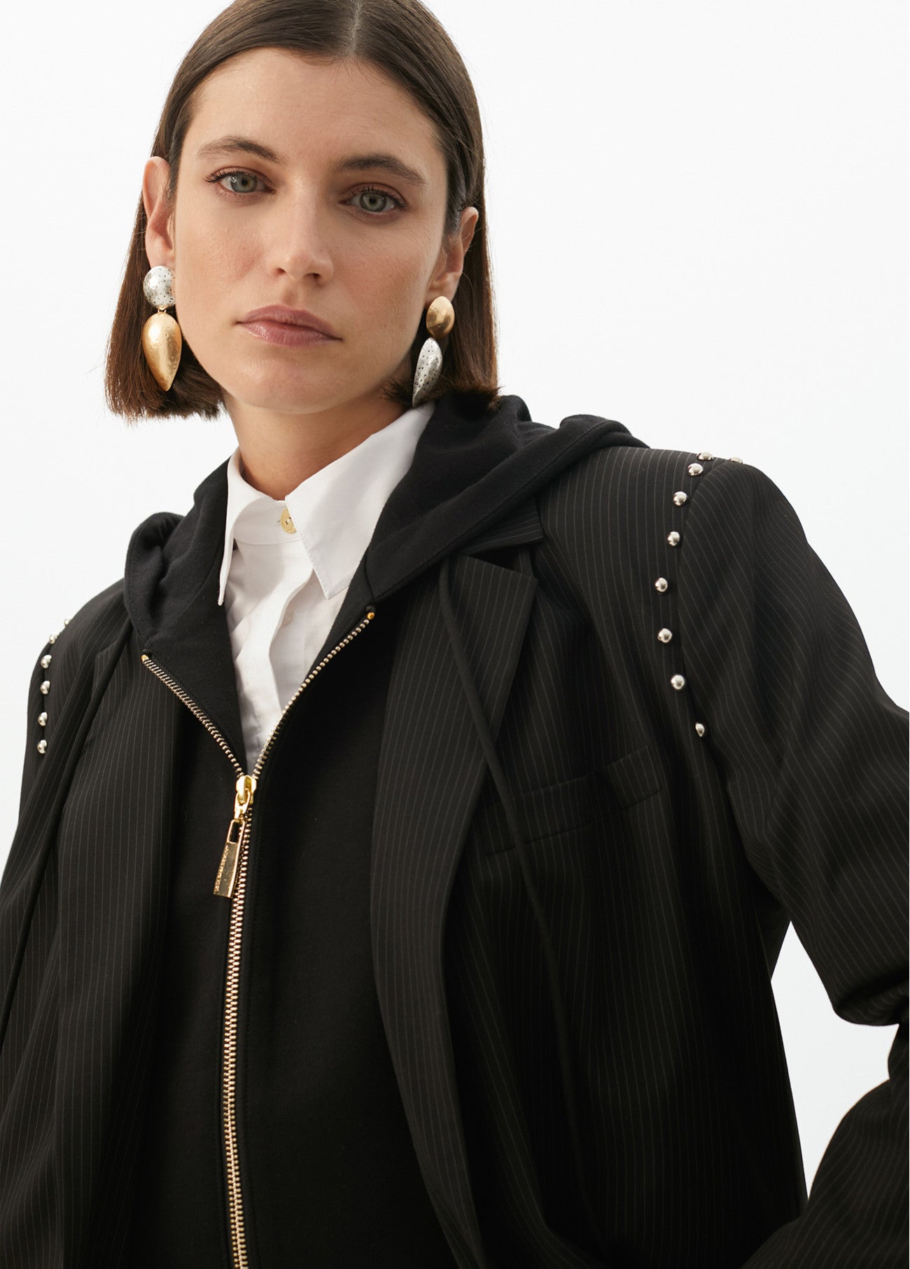 BLAZER LISTRADO COM CAPUZ REMOVÍVEL E TACHAS REDONDAS - LOLA CASADEMUNT