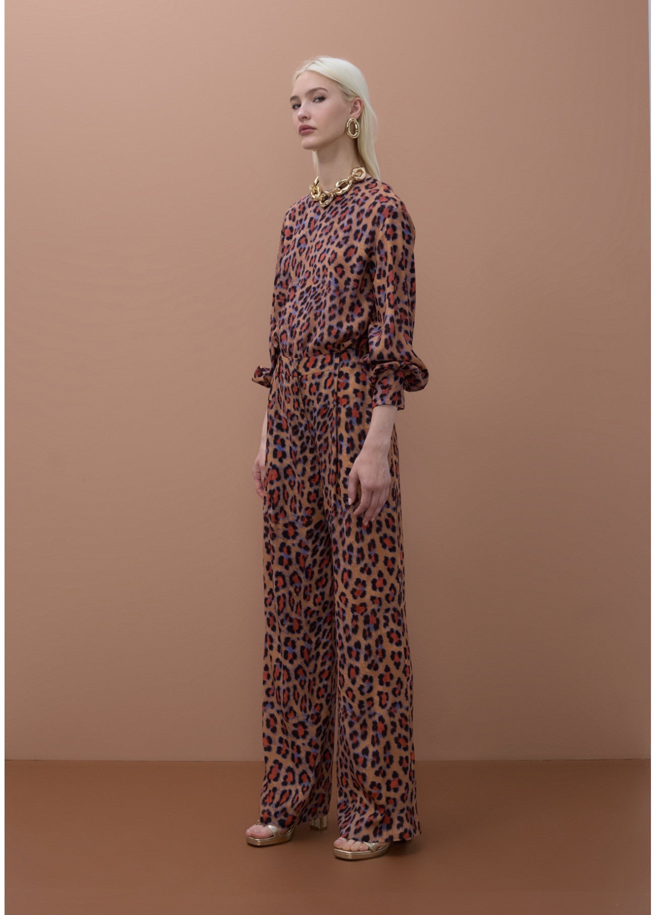 CALÇAS PALAZZO DE CORTE AMPLO COM ESTAMPA ANIMAL - LOLA CASADEMUNT