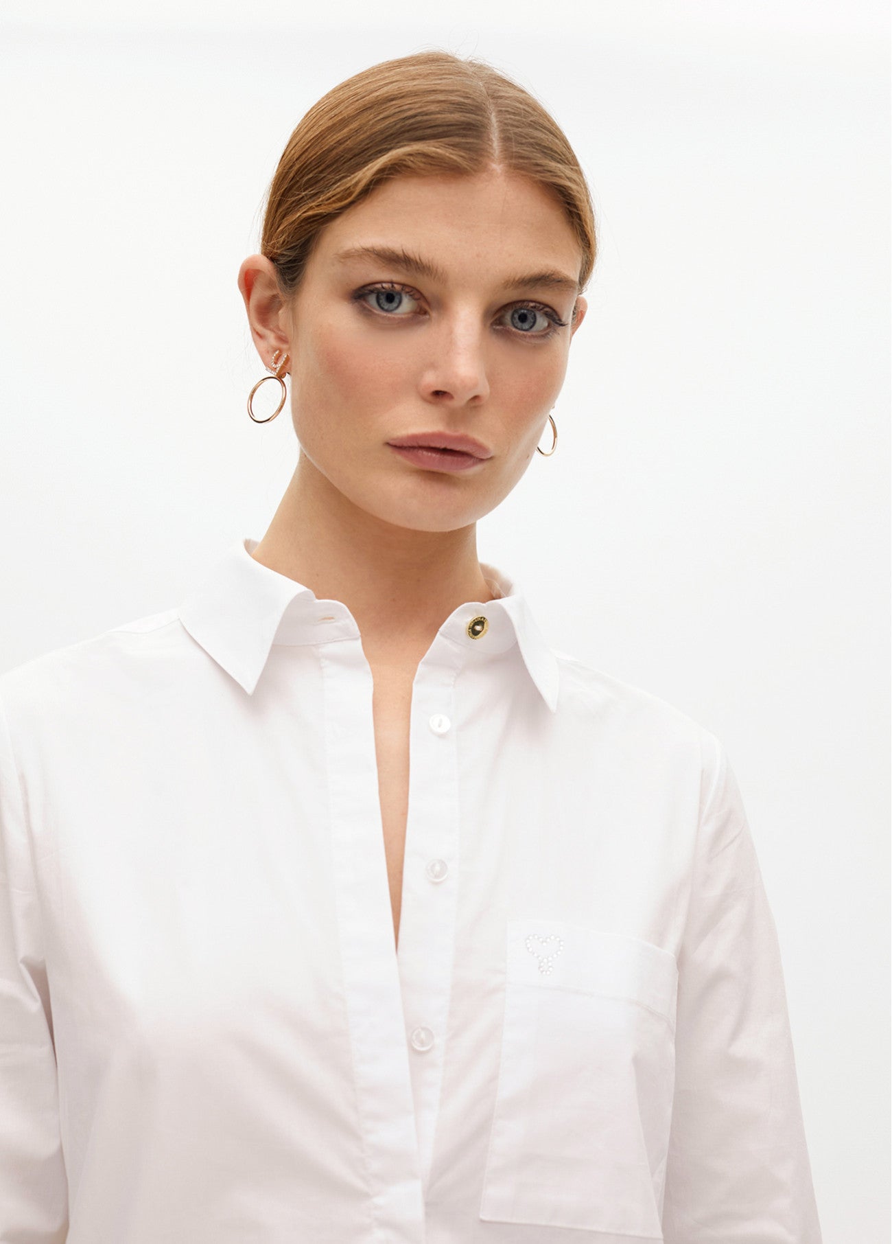 CAMISA OVERSIZE DE POPELINA COM DETALHES DE BOTÕES - LOLA CASADEMUNT