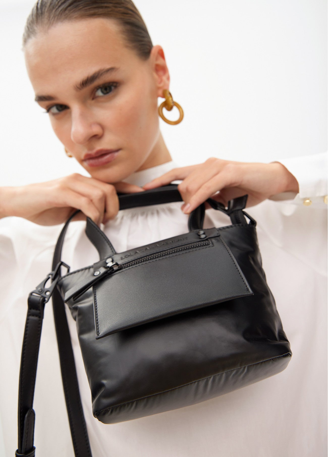 MINI SHOPPER NYLON ACETINADO COM DETALHES EM EFEITO DE PELE - LOLA CASADEMUNT